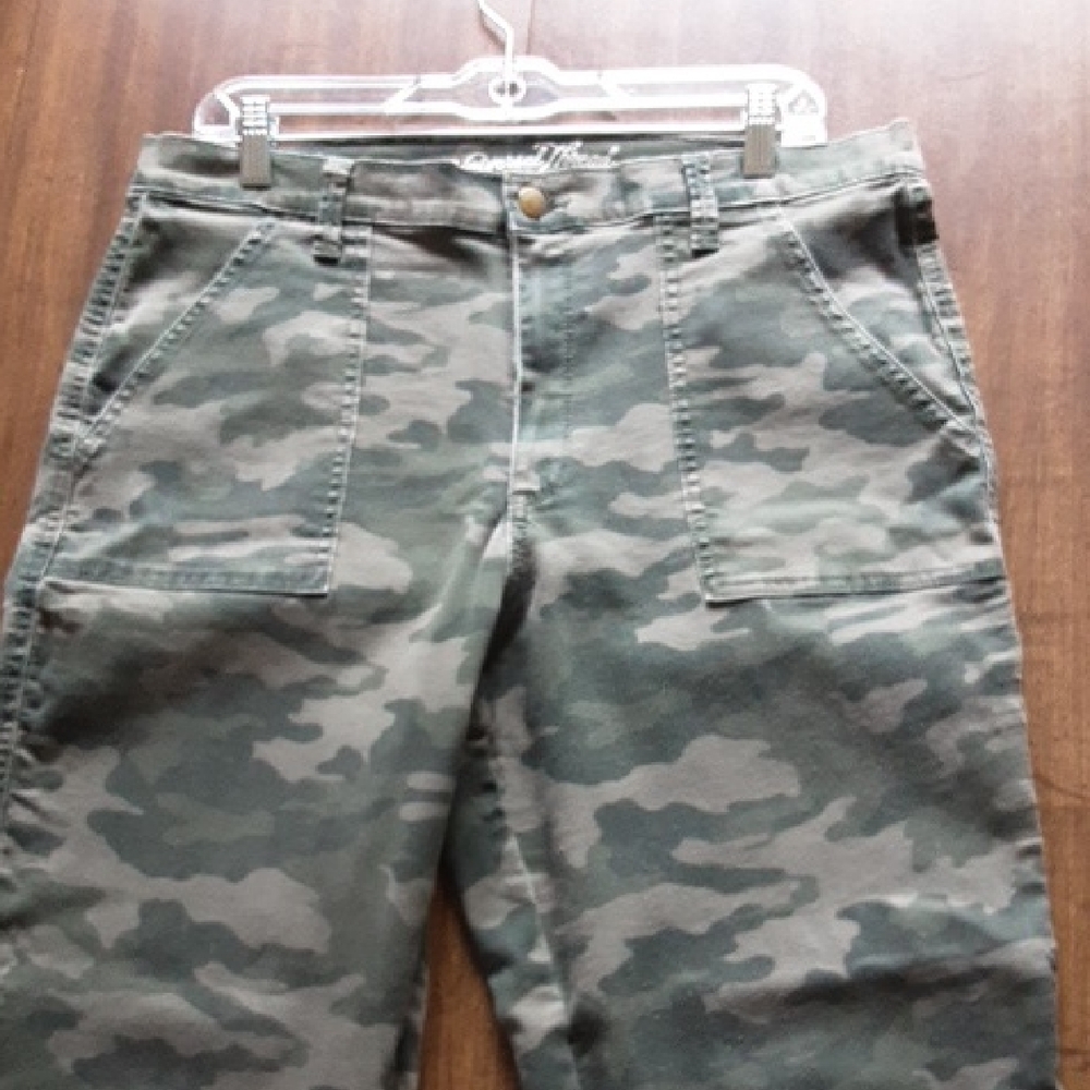 Universal Thread Green Camouflage Cargo Pants